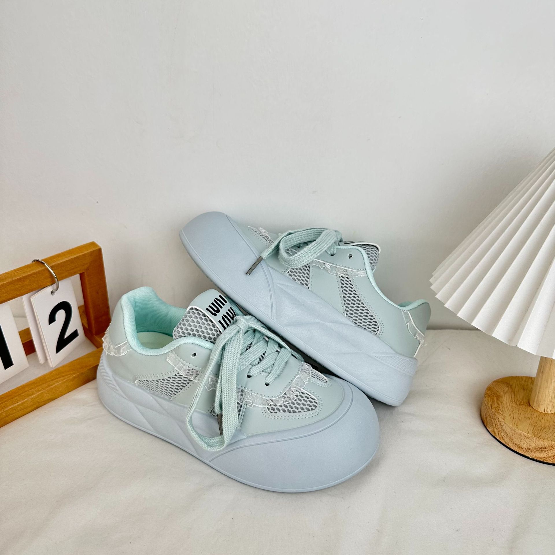 Yuanbo 2024 primavera y verano nuevos zapatos de pan de suela gruesa estilo coreano variedad de zapatos blancos de estilo de Hong Kong nicho zapatos de mujer de suela gruesa