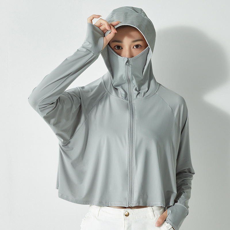 Jiao Xia es el mismo tipo de ropa de protección solar para hombres de verano helado cómodo anti-UV ropa de piel para mujeres transpirable desmontable sombrero