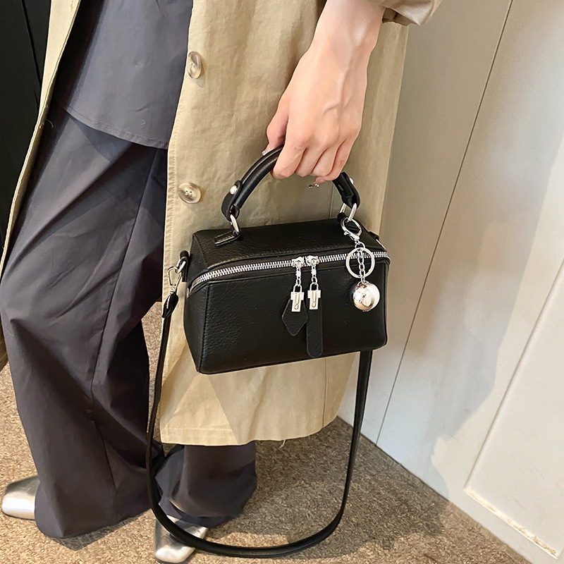 外国貿易のファッション的な質感のハンドバッグの女性2025の新型のレトロでシンプルなボストンシングルショルダーのショルダーバッグの小さい方のカバン