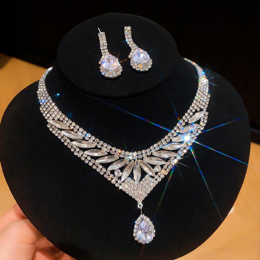 Collar de pendientes de diamantes con gotitas de agua transfronterizas europeas y americanas, colgante de moda de lujo ligero, cadena de clavícula, celebridad de Internet, joyería de alta gama, mujer