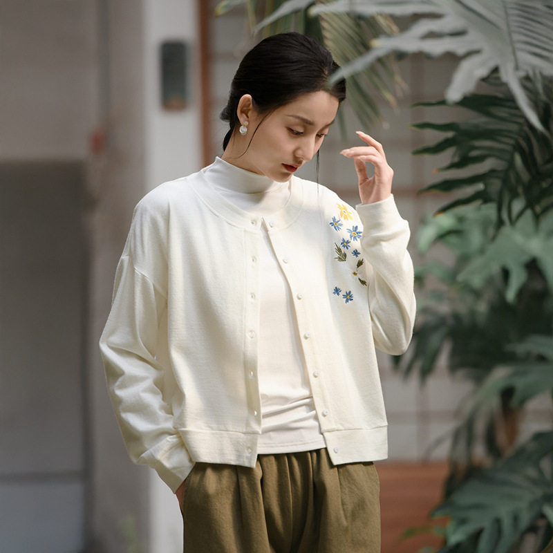 Deer & an Di 2026 Autumn New Knitted Cardigan for Women, Short Style, Gentle Style Sweater with Design Embroidery Top