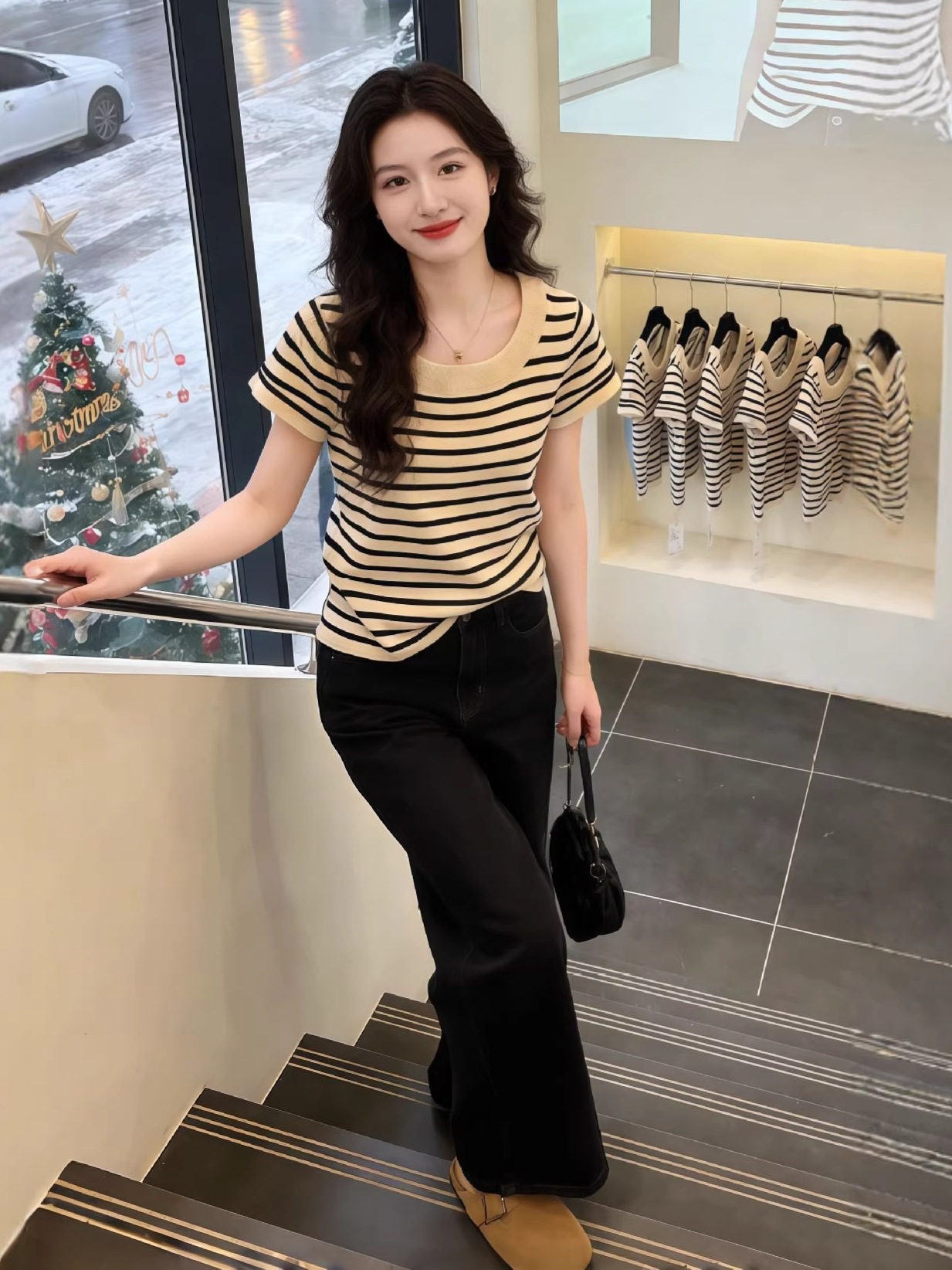 Áo thun nữ cổ U sọc kẻ ngang tay ngắn dệt kim sợi mát form ôm dáng ngắn — Đen dải màu trắng xen kẽ