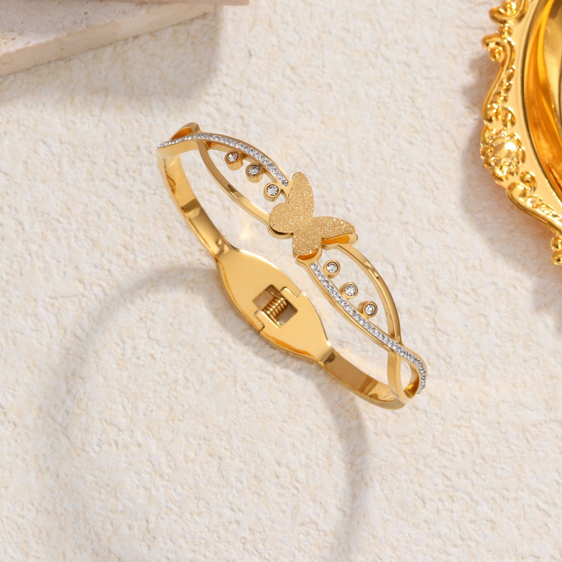 76 버터플라이 크로스 팔찌 골드