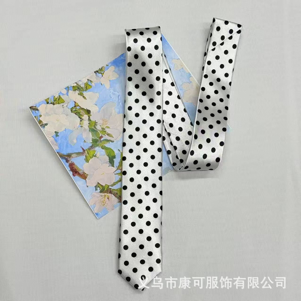 흰색 바탕에 검은색 물결 모양의 점