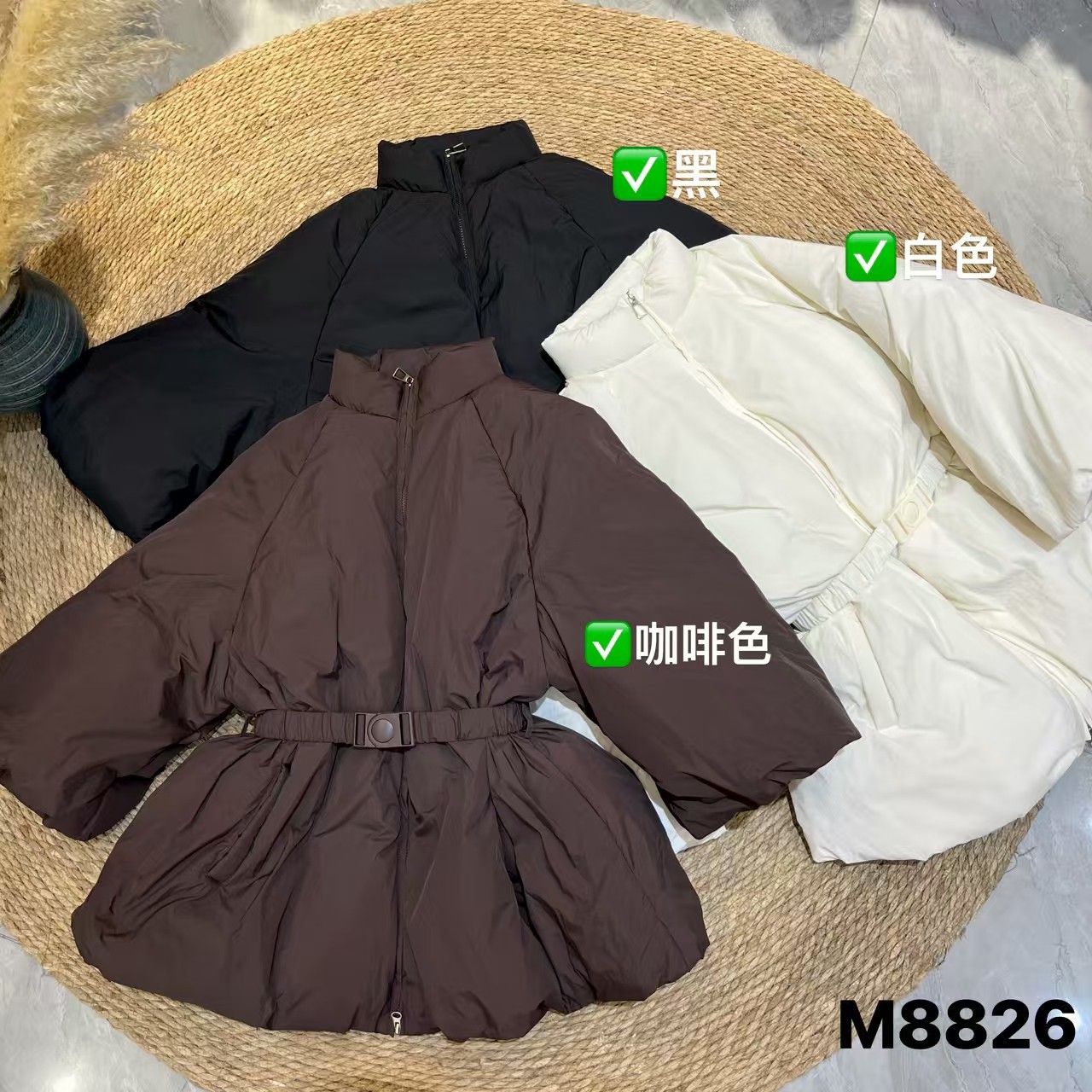 겨울날 여성을 위한 화이트 덕다운 블랙 쇼트 다운 재킷 새로운 스타일 2025 새로운 스타일 패셔너블하고 고급스럽고 매우 멋집니다.