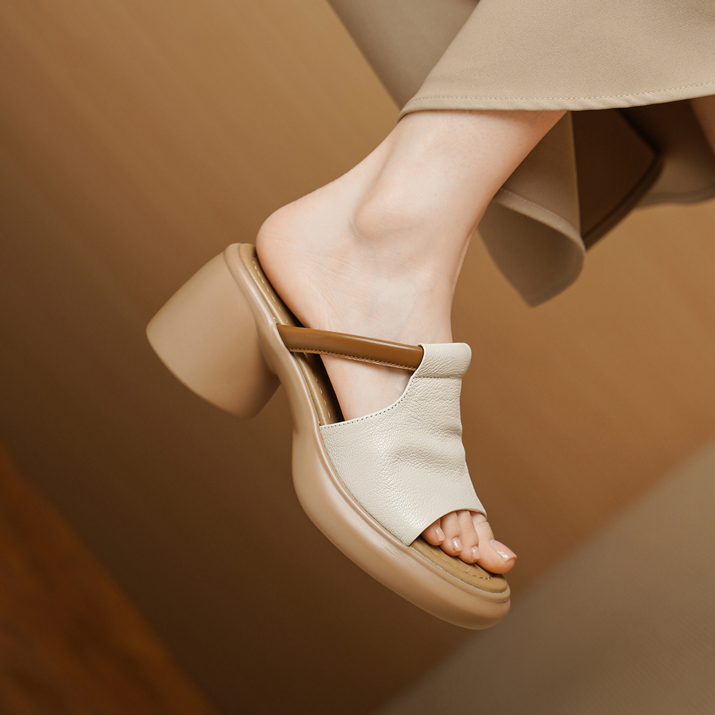 Sandal nữ hở mũi gót vuông đế dày da dê cao cấp — màu trắng ngà