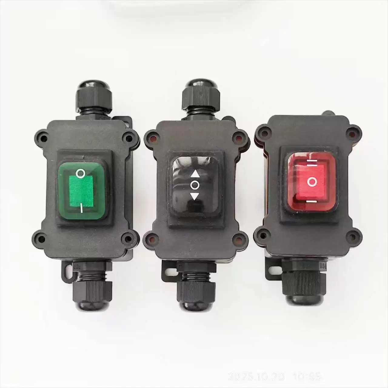 Большой выбор популярных водонепроницаемых уличных распределительных коробок PG9, PG13.5, белые, с одним розеточным отсеком, на винтовых креплениях, степень защиты IP65.