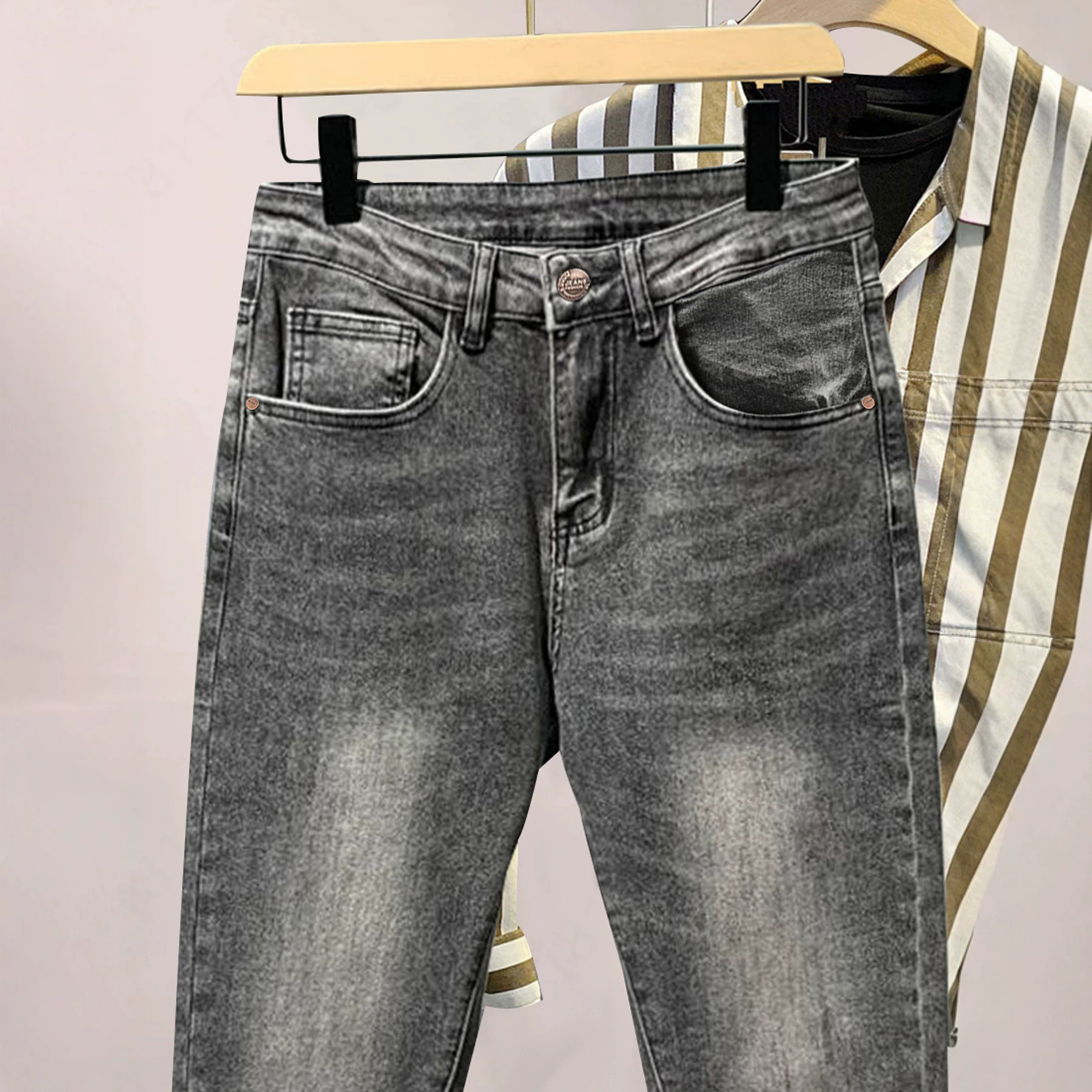 Jean gris slim droit pour homme | Coupe classique avec étiquette en cuir signature | Denim stretch confortable pour tous les jours_voghion.com