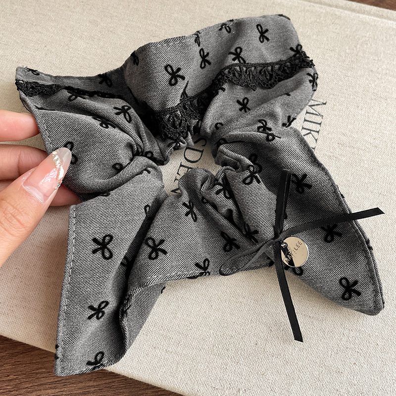 7 # bufanda cuadrada gris con lazo 20cm