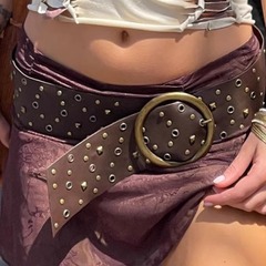 レトロな文芸の穴のリベットは古銅色のヒッピーの円環の広いベルトのギャルをつなぎ合わせます。