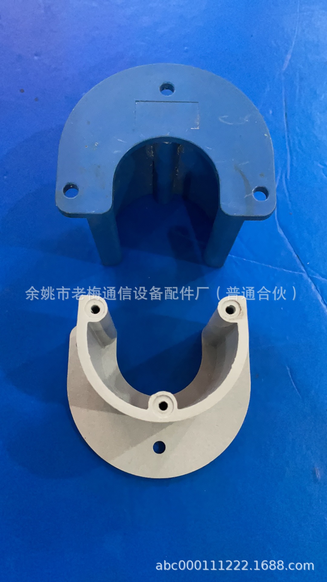 小直径半圆绕纤轮(直径50mm、高50mm)、1分4光缆分支器、四槽外壳