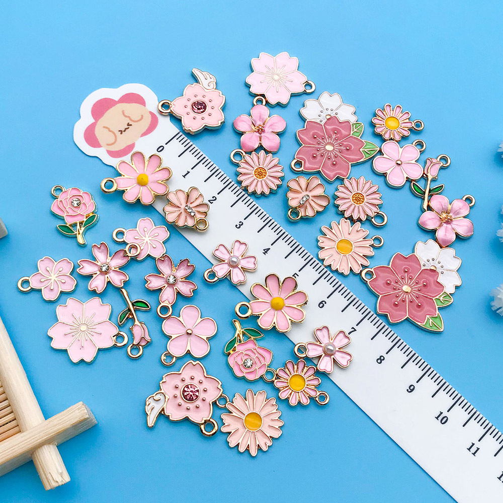 Colgantes esmaltados de flor de cerezo y margarita