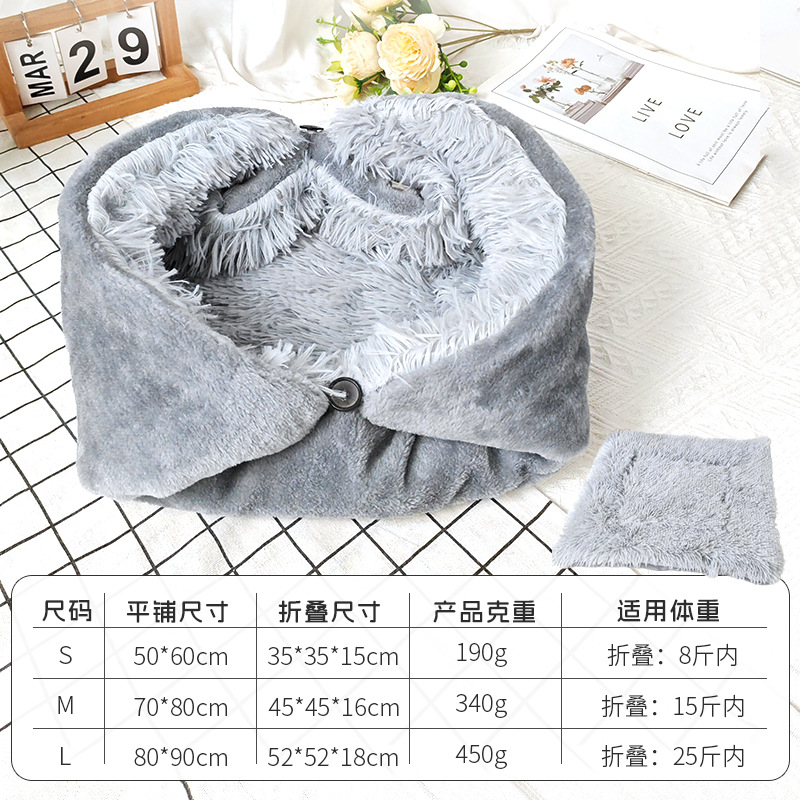 Almohadilla de tres en un nido de pelo largo gris claro