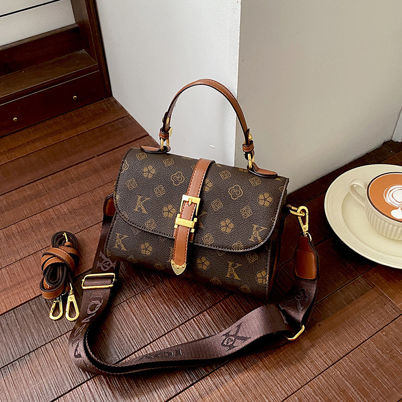 Louis Fanghua's new stylish nurse bag for women is fashionable and versatile for summer, featuring a single shoulder chain and contrasting colors, suitable for hand-carrying or cross-body use Louis Fanghua's new stylish nurse bag for women is fashionable and versatile for summer, featuring a single shoulder chain and contrasting colors, suitable for hand-carrying or cross-body use