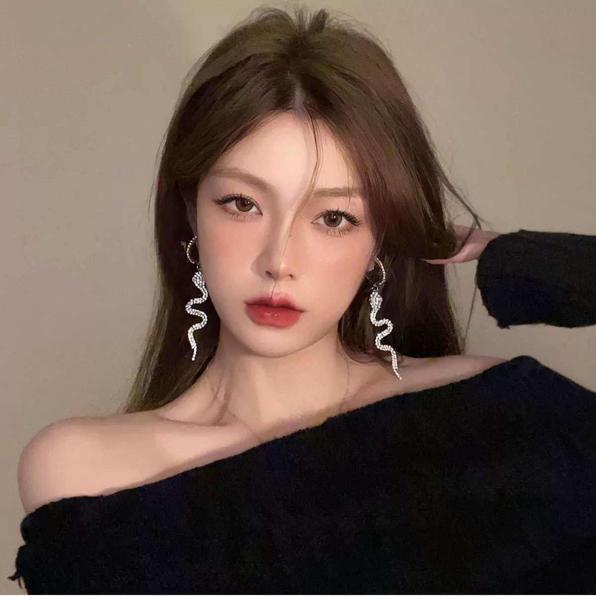 Sophisticated earrings, light luxury style