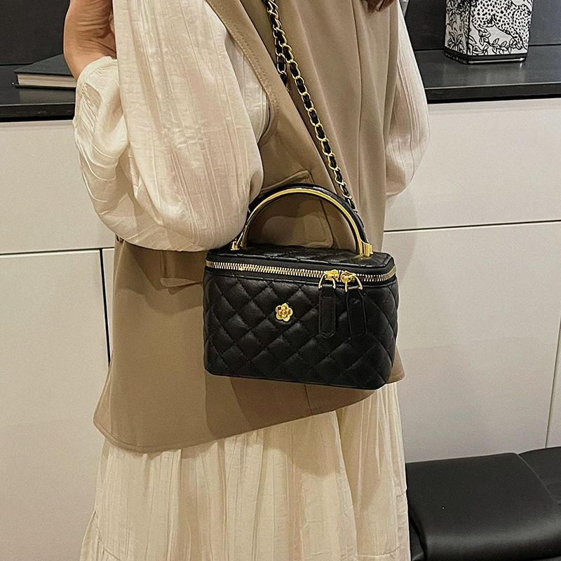 Small bag, shoulder bag, small design handheld purse with diamond pattern, high-end, chain bag