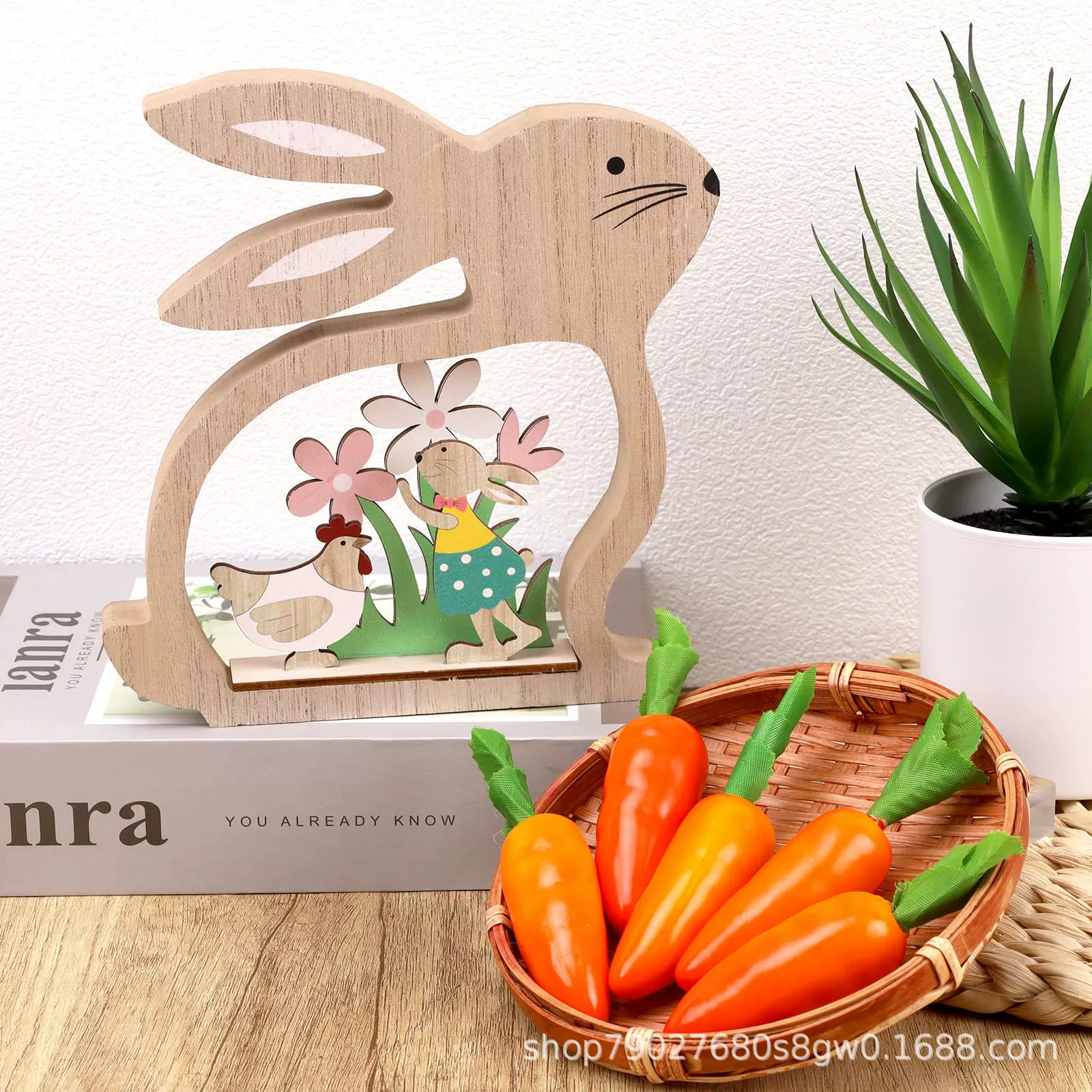 Деревянные пасхальные кролики украшают внутренние столешницы декоративные поделки резные цветы стоя праздничная атмосфера
