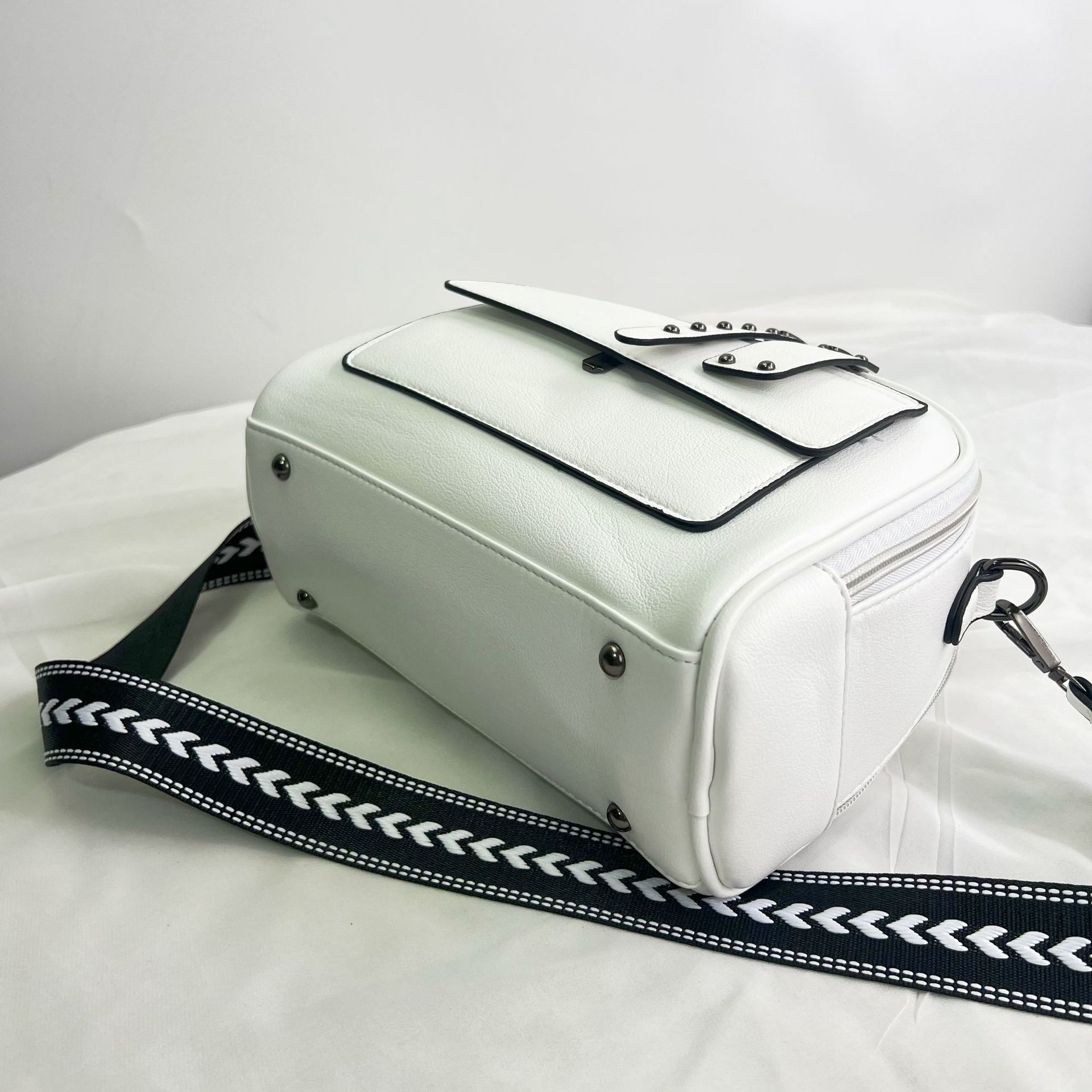 637g Weight Nylon Lining Material Zipper Closure Type Single Shoulder Strap Strap Type Saddle Bag Bags Type Street Occasion Pu Leather Material Solid Color Pattern All Seasons Season Women's Gender Classic Style Style Square Shape Medium Size Women's Medium Pu Leather Solid Color Classic Style Square Zipper Saddle Bag 11