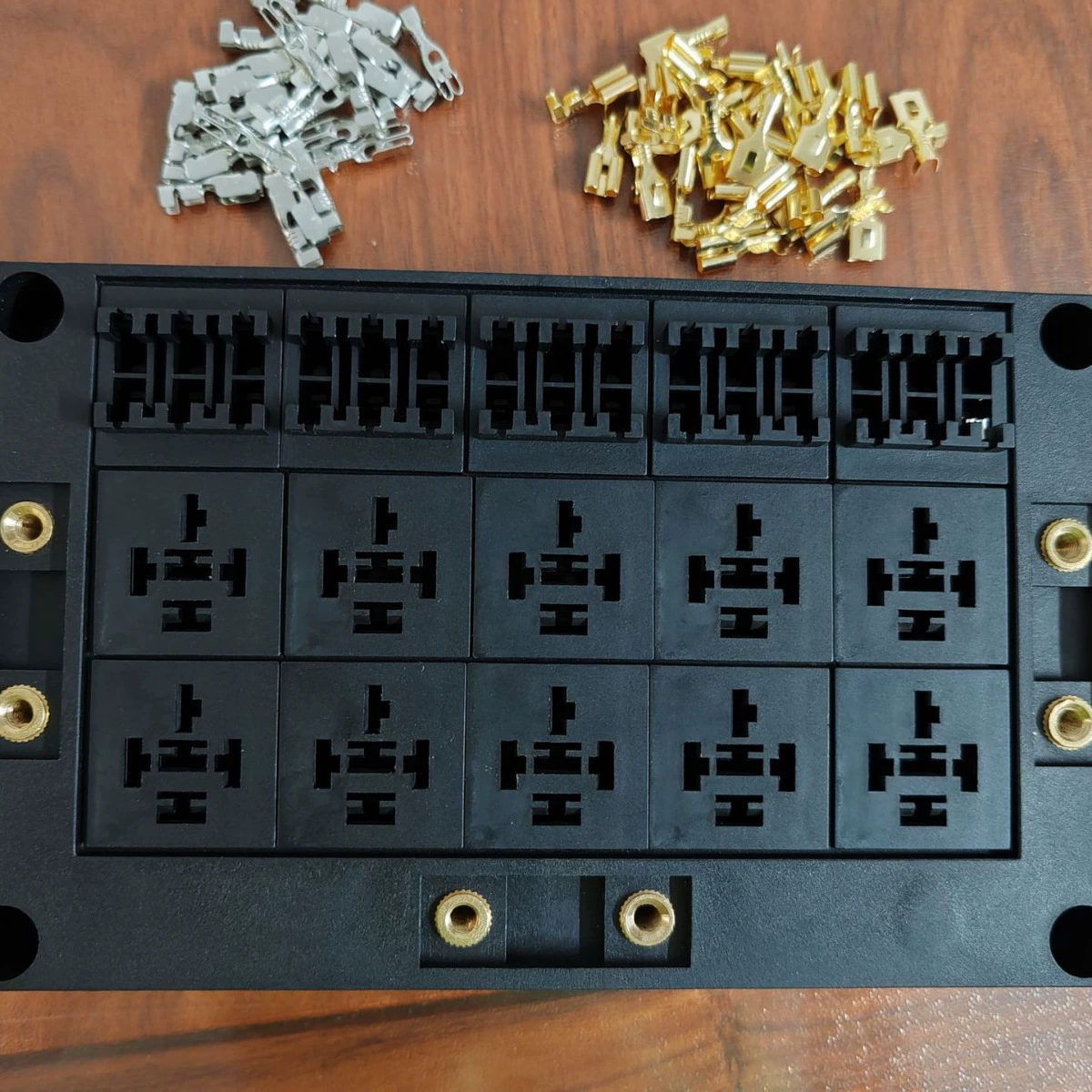 Новый энергетический автомобиль модифицированный предохранитель 18-дорожный предохранитель центральный электрический ящик многоканический автомобильный реле коробка