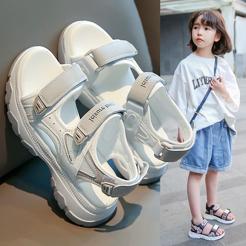 Sandalias deportivas para niñas 2026 verano nuevo estilo de moda para niños zapatos de playa variados zapatos de soleas antideslizantes suaves para niños grandes
