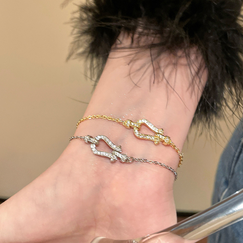 Pulsera de hebilla de herradura de circón de alta gama francesa, pulsera de nicho de moda femenina, temperamento de lujo ligero, accesorios de mano de todo fósforo