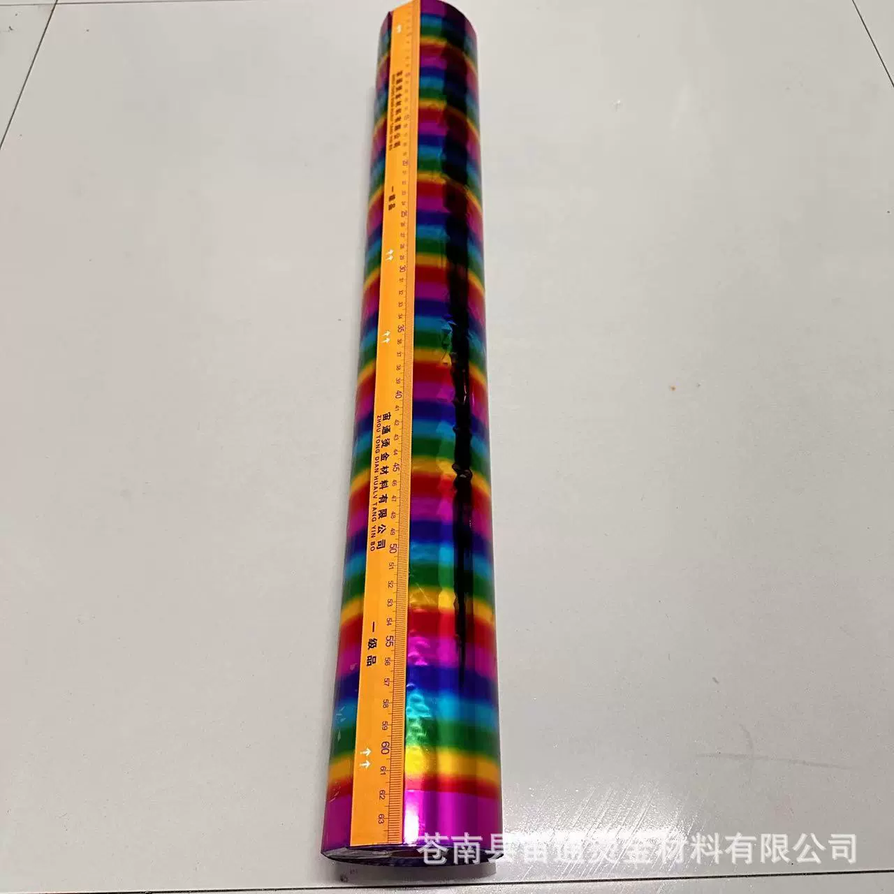 Бумага для ламинирования и горячего тиснения марки Zhou Tong, электрохимическая бумага для горячего тиснения из алюминия, ламинированный пластиковый велюр и другие упаковочные материалы в ярких цветах.