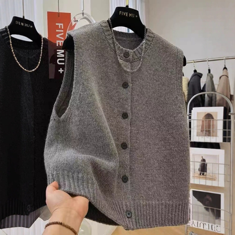 New autumn and winter collection: women's pure wool knitted vest, sleeveless cardigan, round neckline, retro single-breasted design, slimming effect, and stylish waistcoat New autumn and winter collection: women's pure wool knitted vest, sleeveless cardigan, round neckline, retro single-breasted design, slimming effect, and stylish waistcoat