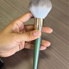 跨境腮红刷定妆粉刷工厂直销柔软大刷头柔软发丝银色管化妆工具