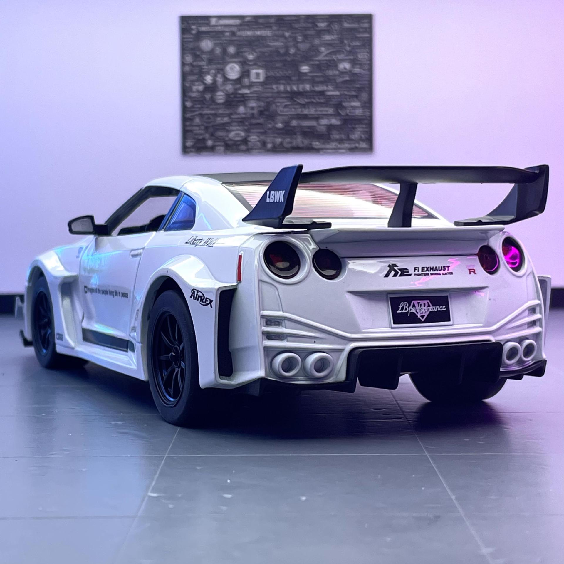 Negro modelo de coche de aleación Mamba 1 a 24 Nissan GTR coche deportivo Luz de sonido Tire hacia atrás coche de juguete modelo de música adornos