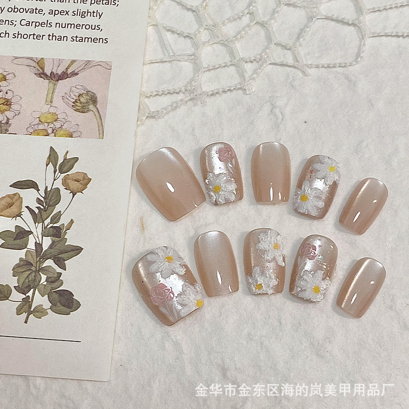 Wearing a small daisy whitening spring oil painting cat's eye nail art finished nail patch handmade