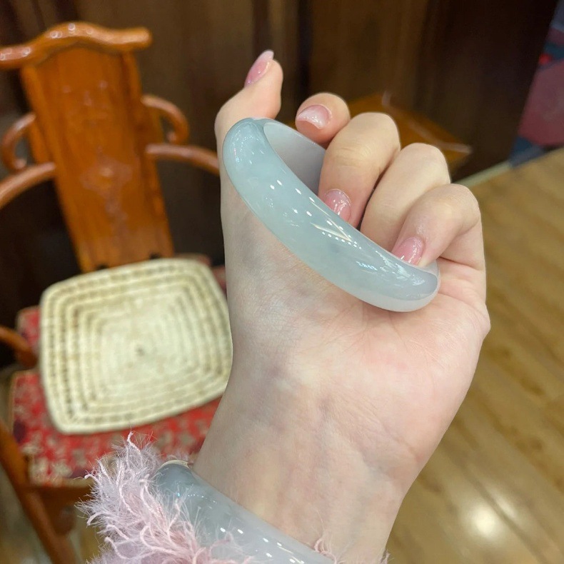 Vòng tay ngọc bích Miến Điện tự nhiên màu xanh nhạt cao cấp chi tiết 3