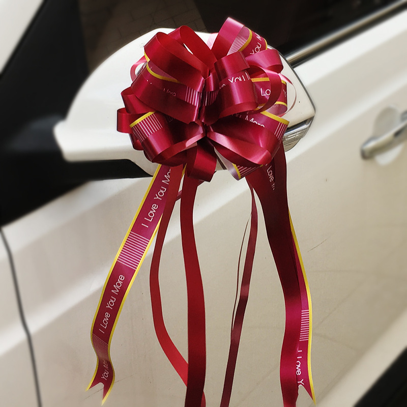 結婚式の手は花を引いて結婚の部屋を飾ります。|undefined