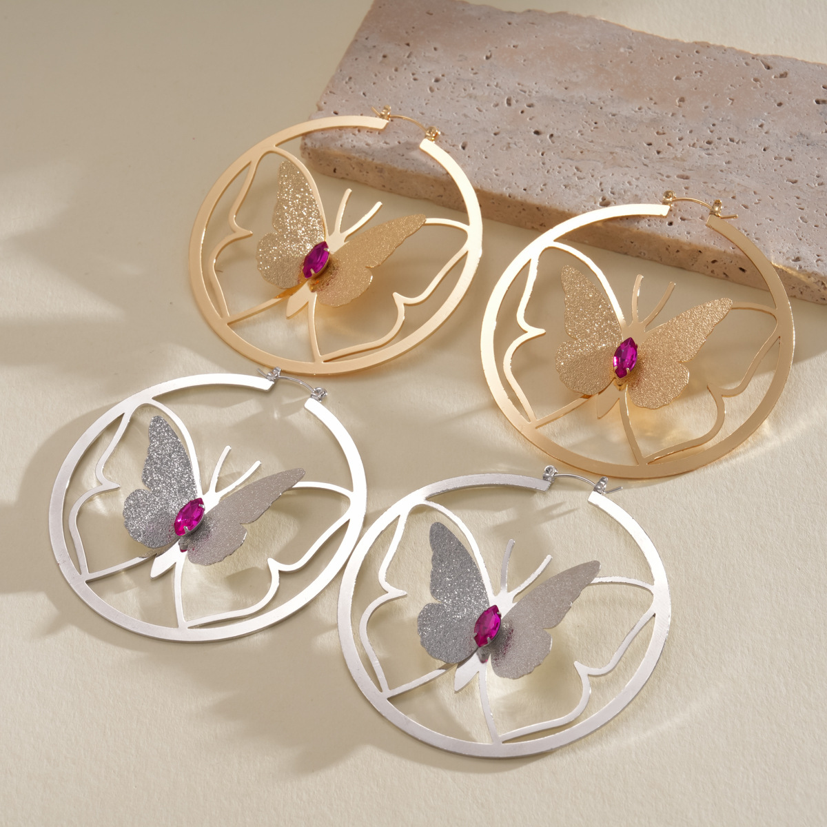 Europa y los Estados Unidos transfronterizos diamantes redondos huecos mariposa personalidad nicho exagerado pendientes ligeros de lujo alta sensación de pendientes para mujeres