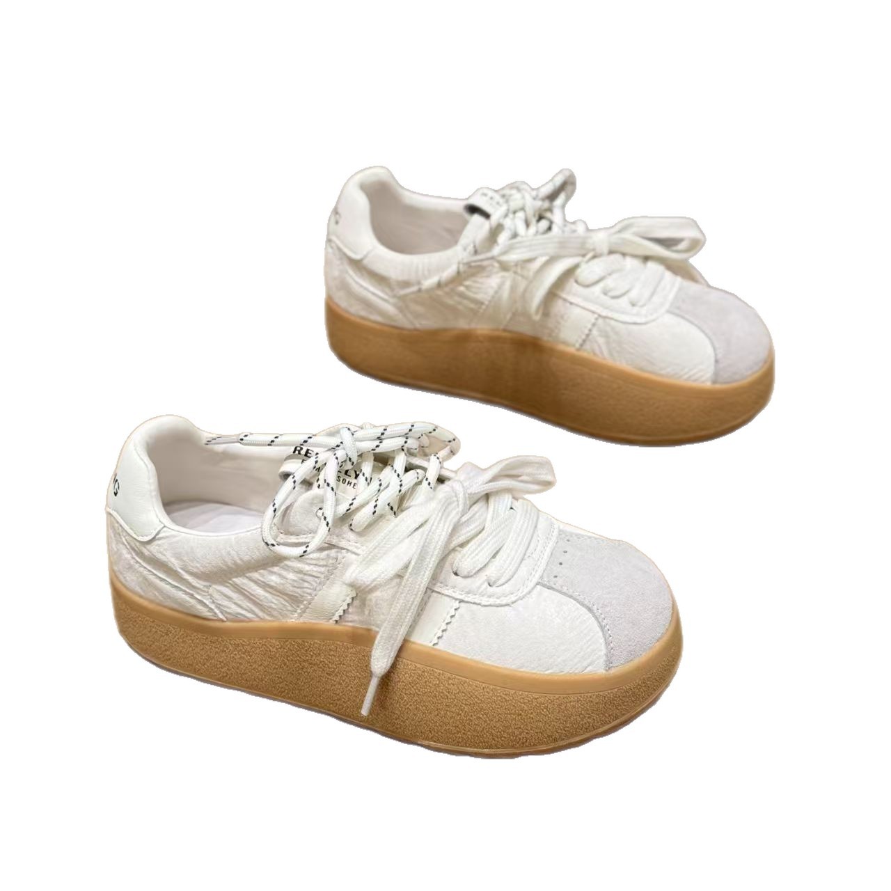 Zapatos de entrenamiento de estilo retrógrado con suela gruesa para mujeres primavera de 2026 nuevos zapatos deportivos casuales de estudiantes cómodos y transpirables.