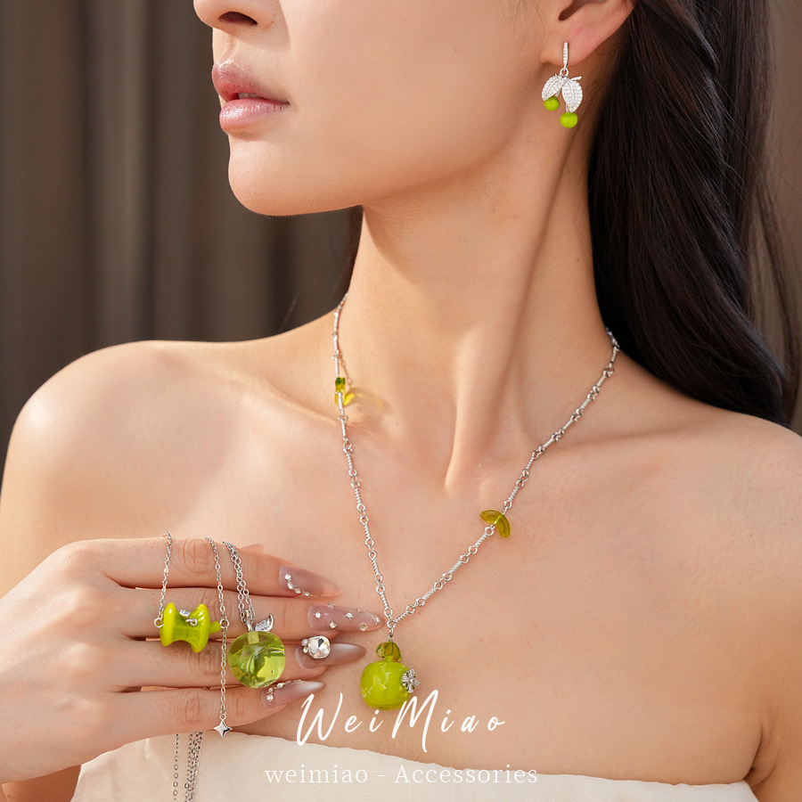 Resina cruzada de piedra iris collar de manzana ligero lujo nicho cadena de clavícula fresca y dulce conjunto de joyería
