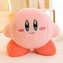 星のカービー人形のぬいぐるみは枕に寄りかかって女の子の誕生日プレゼントをプレゼントします。