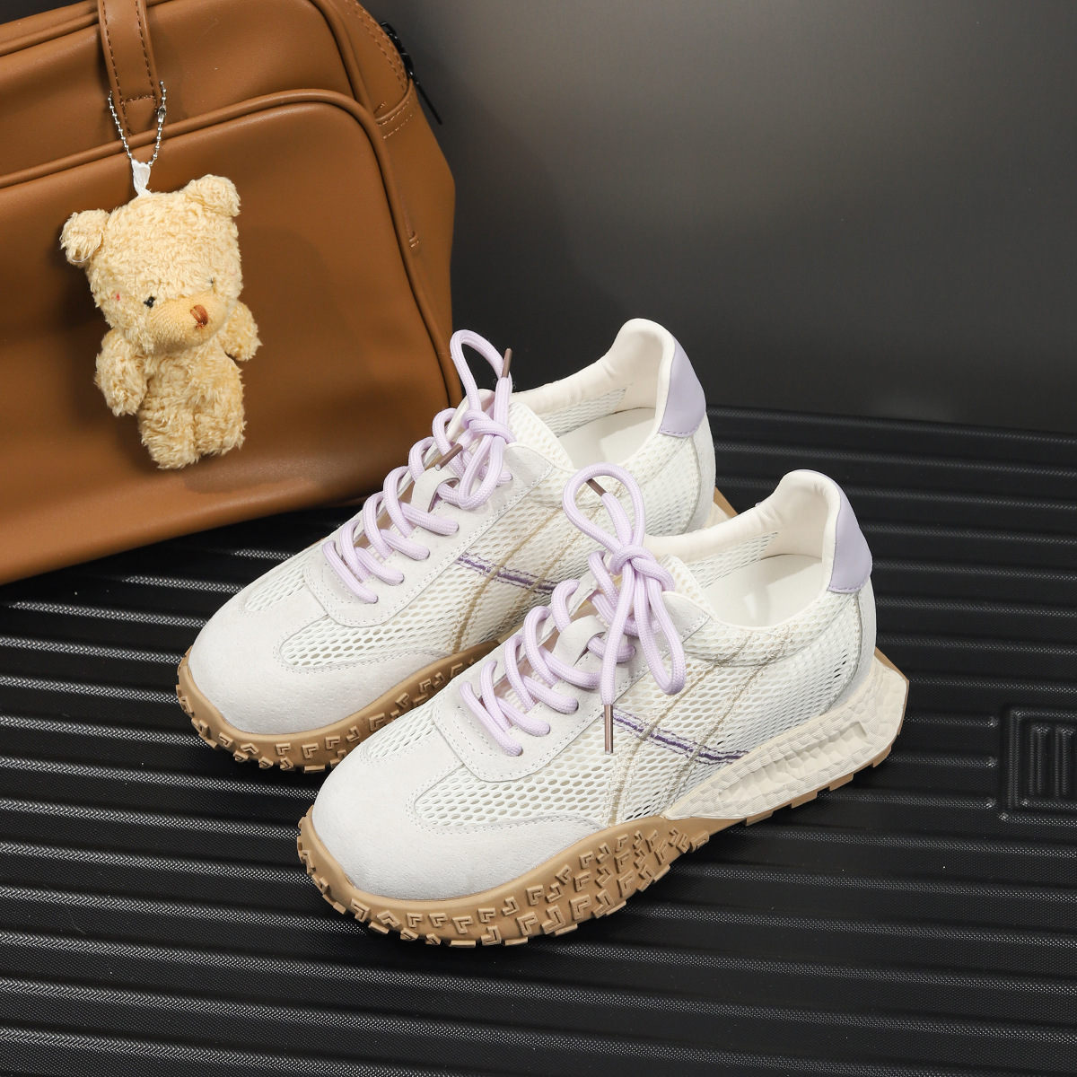 Zapatos de entrenamiento alemanes de malla, aumento interno de las mujeres 2025 nuevo estilo de verano delgado blanco transpirable deportes Forrest Gump zapatos casuales de suela gruesa