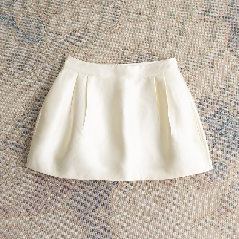 This is the real high-end, with a solid, high-fashion vibe that outshines the top brands. Versatile pants-skirt M7A39