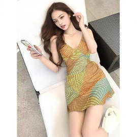 黄色格纹v领吊带连衣裙女夏季辣妹修身度假裙子设计感收腰a字短裙