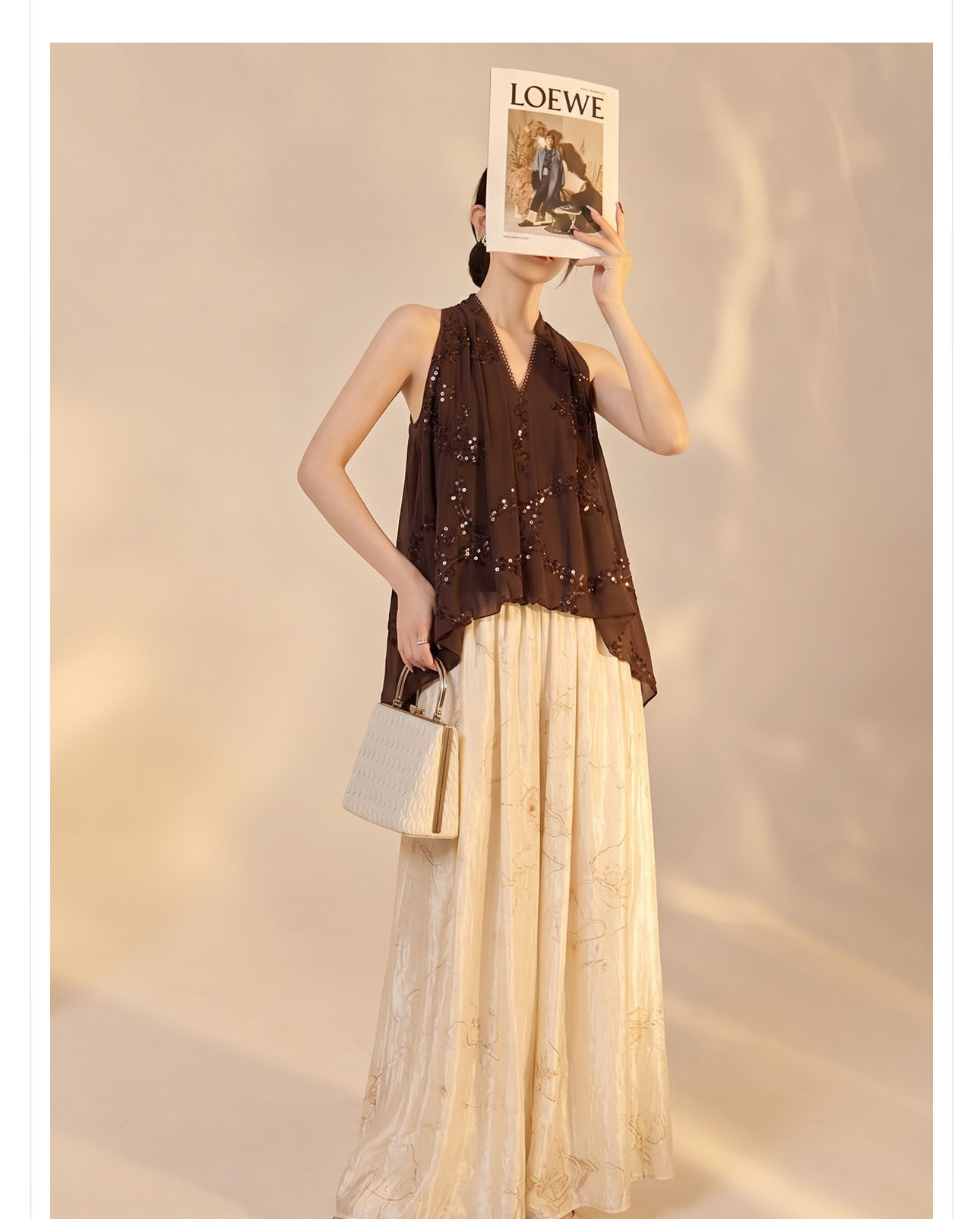 Áo cổ yếm V cổ chiffon thêu sequin không tay form rộng — Sữa hạnh nhân chi tiết 9