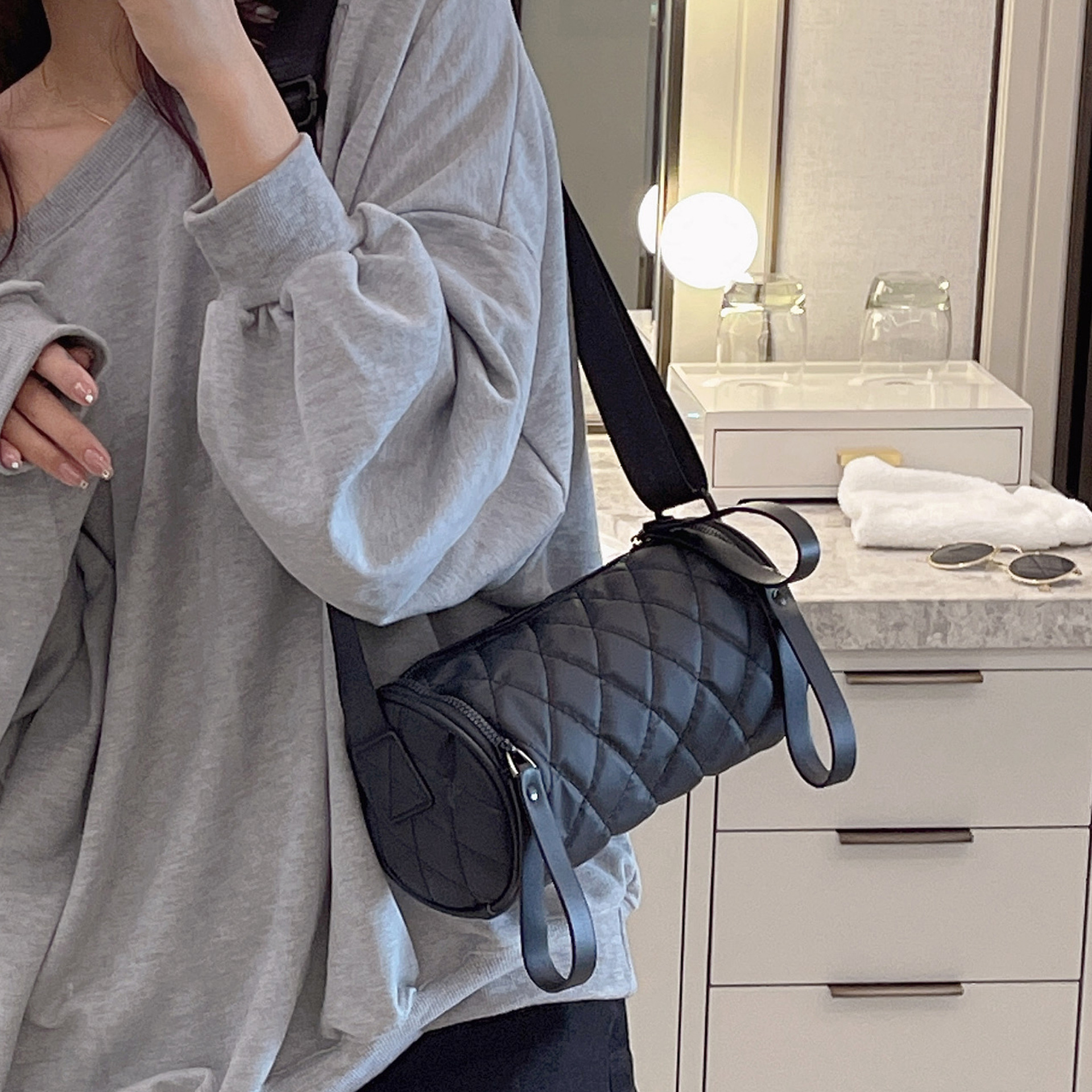 Cuscino a tracolla da donna con cilindro Lingge in tessuto di nylon Oxford 2024 Nuova borsa a secchiello per l'acqua a scacchiera_voghion.com