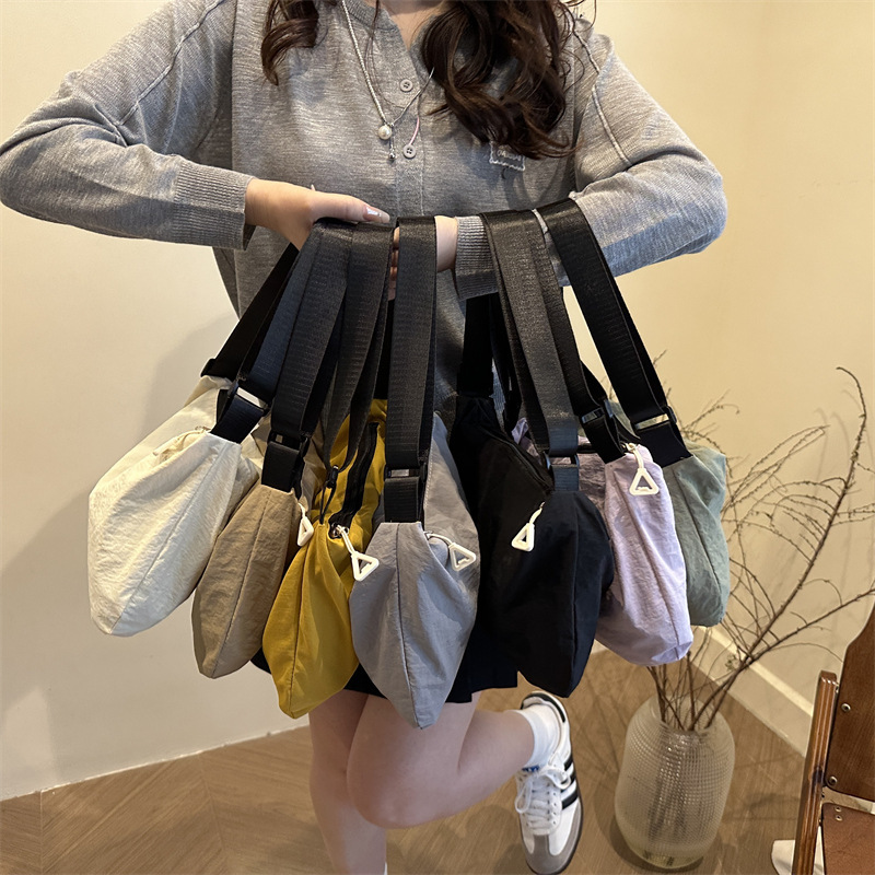 2025新款大容量饺子包斜挎包女大学生大中款男情侣轻便纯色休闲包