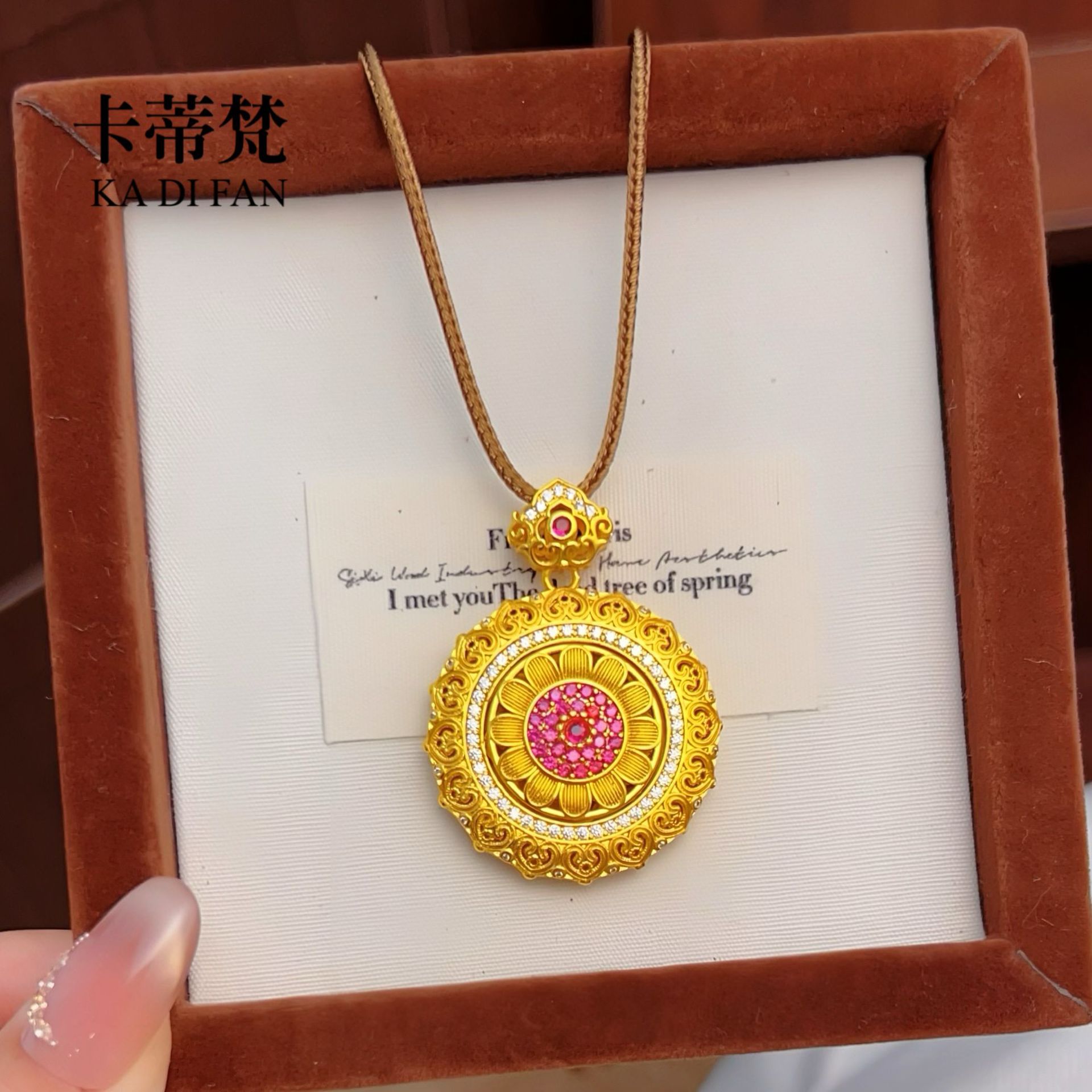 로즈 레드 다이아몬드가 해바라기 나침반을 돌리다 [다크 커피 루이 로프]