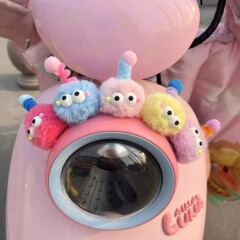 かわいい立体の小さい怪獣の毛のボールの電気自動車の装飾の小さい部品の電気瓶の車の置物の公仔の9番の車のライトの装飾