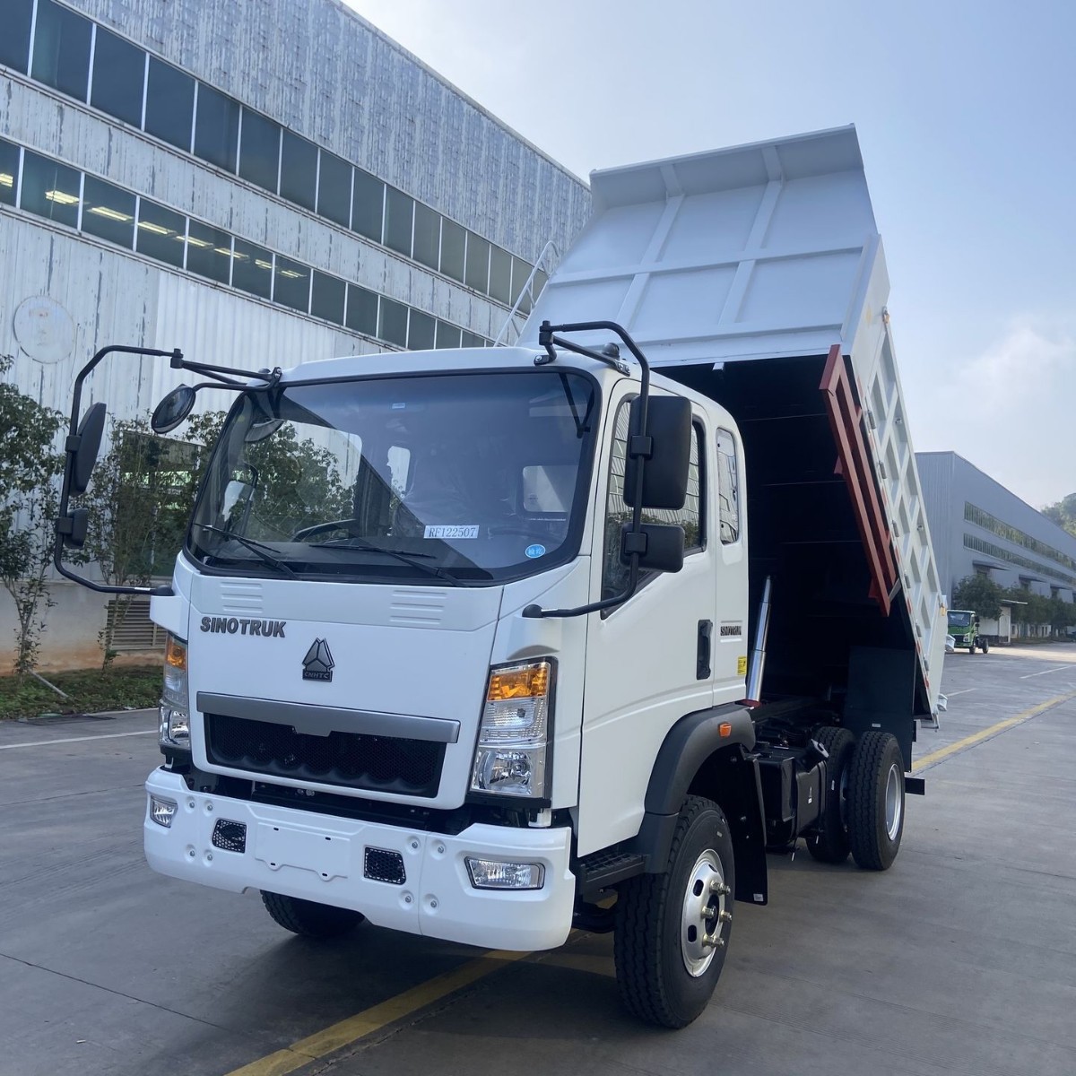 Export of HOWO 4x2 dump trucks for short-distance cargo transportation of soil, gravel, and stones; used HOWO 4x2 dump trucks