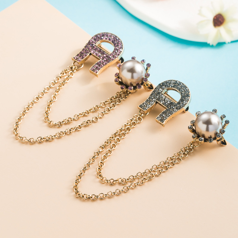 Selling new pattern suit Brooch Accessories Europe and America Retro Popular fashion Diamond letter chain tassels Pin Sternum
