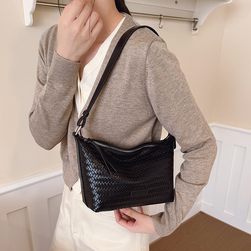 2025 otoño y invierno nuevo nicho retro tejido bolso de brazo de moda de mujer bolso de hombro de gran capacidad bolso de mochila