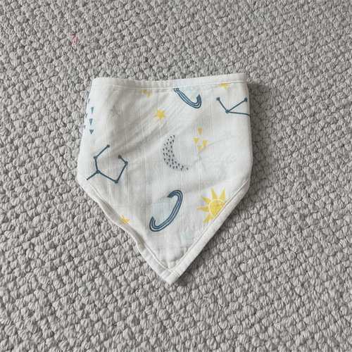 A six-layer bamboo cotton material triangular scarf baby mouth wipe, baby bib