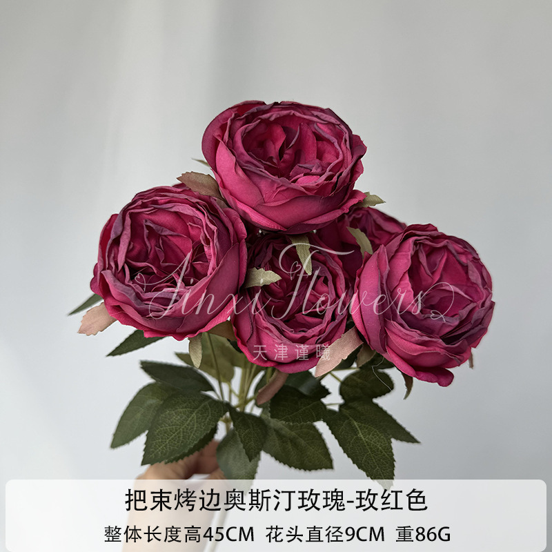 縁を焼く7頭のオースティンバラを花の結婚祝いの結婚式に飾った造花の家の客間に生け花を飾る|undefined