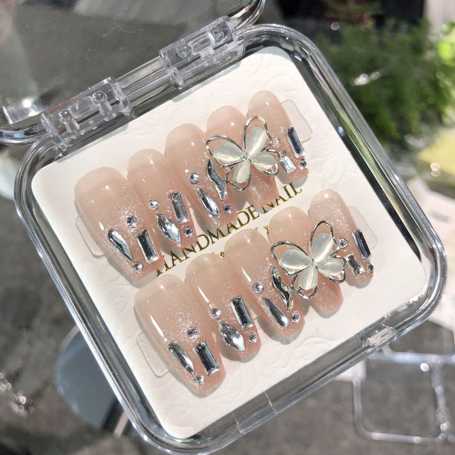 Yiyi Wu armadura hecha a mano, armadura de vestir, plataforma de mariposa de cristal de ojo de gato, pegatinas de uñas postizas calientes de estilo caliente Y2K